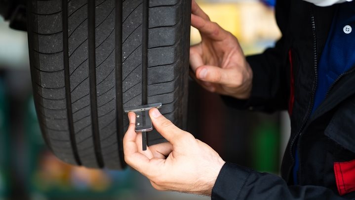 قياس عمق مداس الإطارات