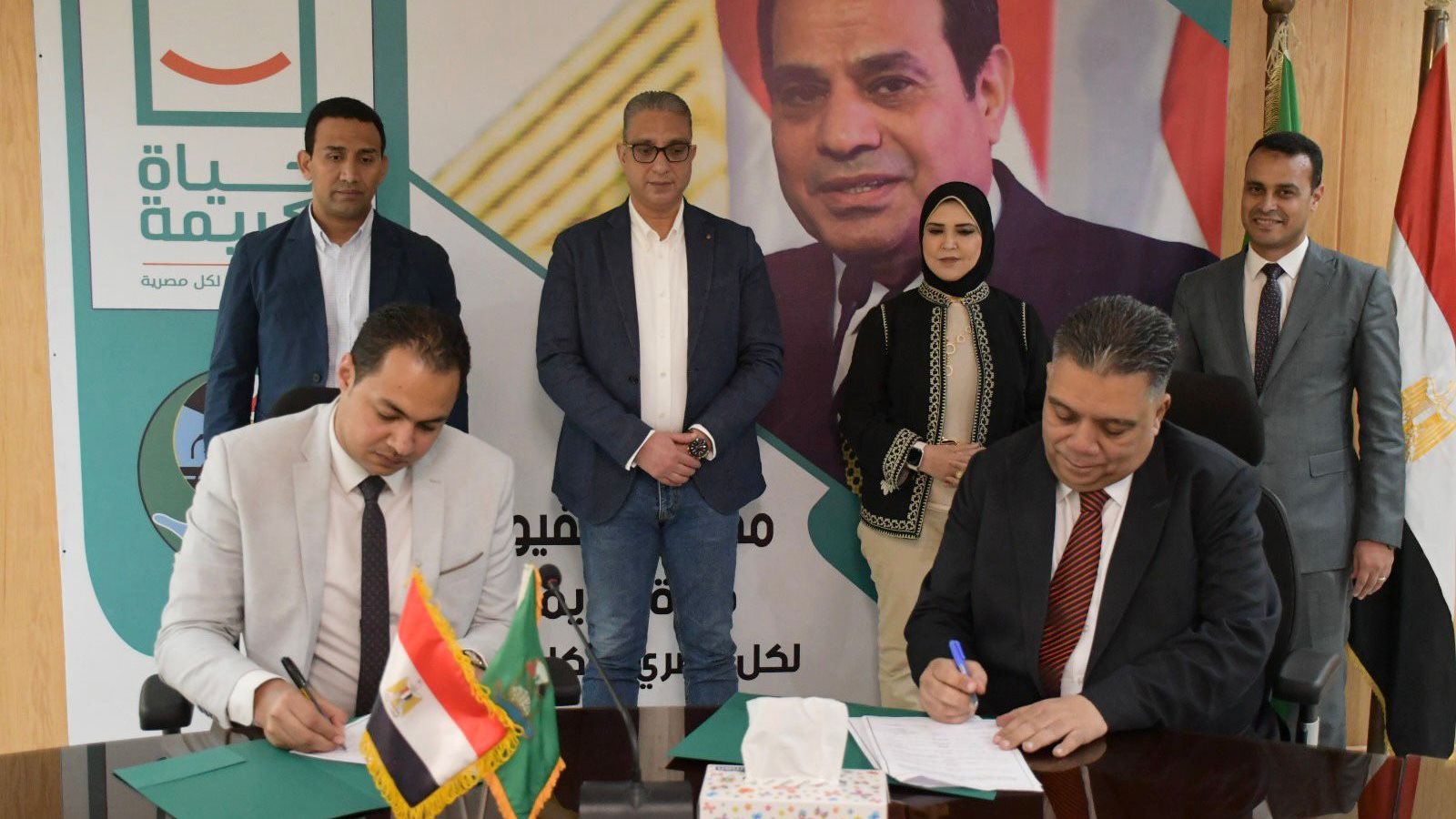 محافظ الفيوم أثناءتوقيع العقد