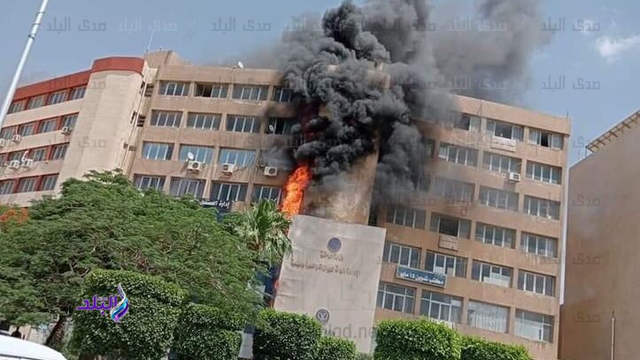 النيران تتصاعد من داخل الجهاز