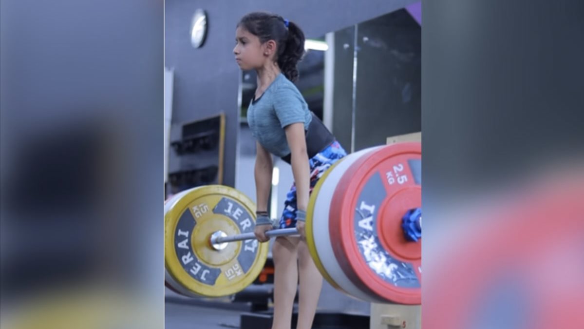 الرفعة المميتة.. شاهد طفلة تحمل 60 كجم مرة واحدة