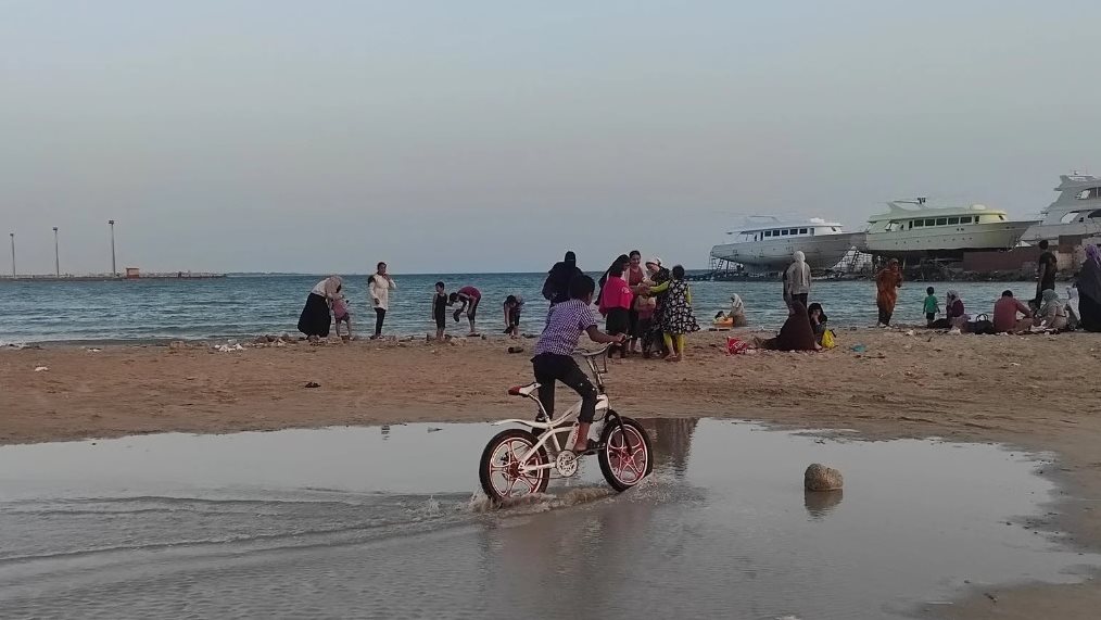 اقبال كبير من المواطنين والاطفال على الشواطيء اقبال كبير من المواطنين والاطفال على الشواطيء