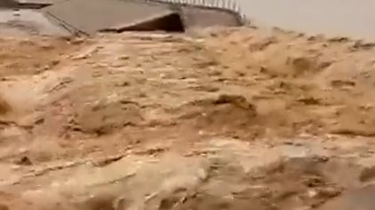 جانب من الانهيار الجزئي للسد