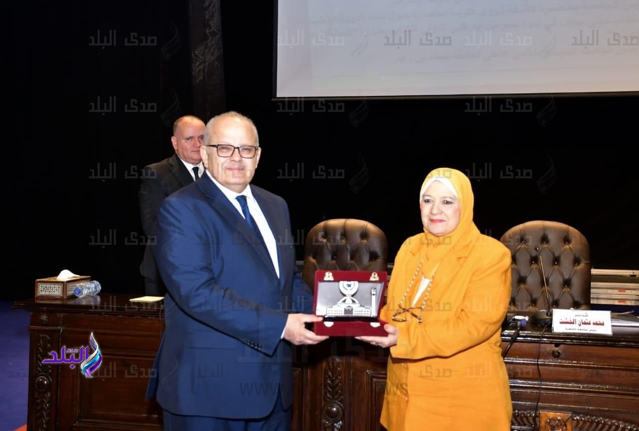 تكريم عميدة اعلام القاهرة