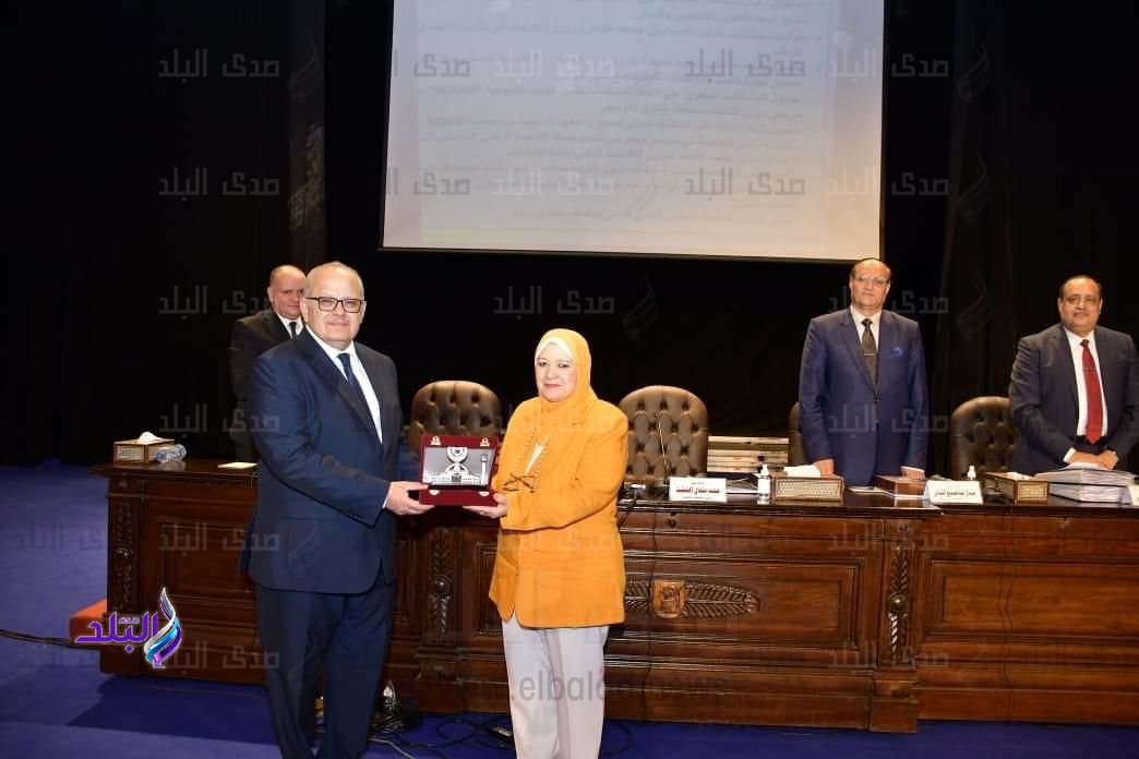 تكريم عميدة اعلام القاهرة1