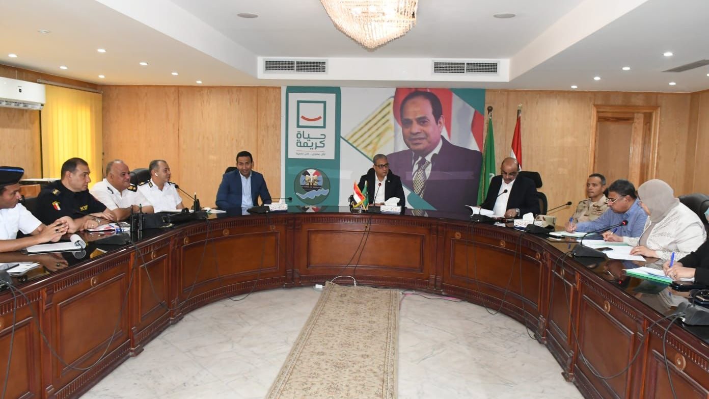 محافظ الفيوم أثناء اللقاء