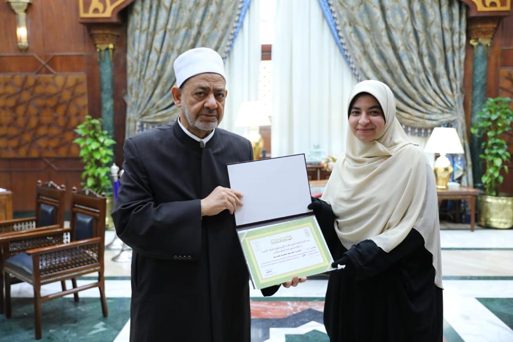 شيخ الأزهر يكرم الأولى في مسابقة الإمام الأكبر 