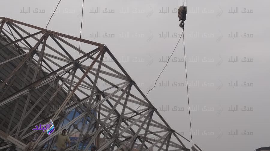 لحظة رفع اللافته