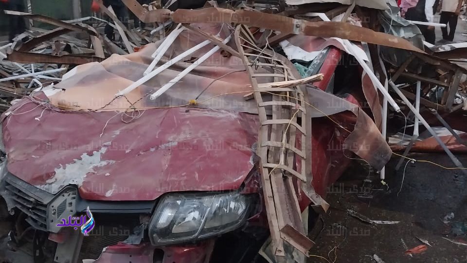 سحب السيارة الثانية من اسفل اللافته المنهارة