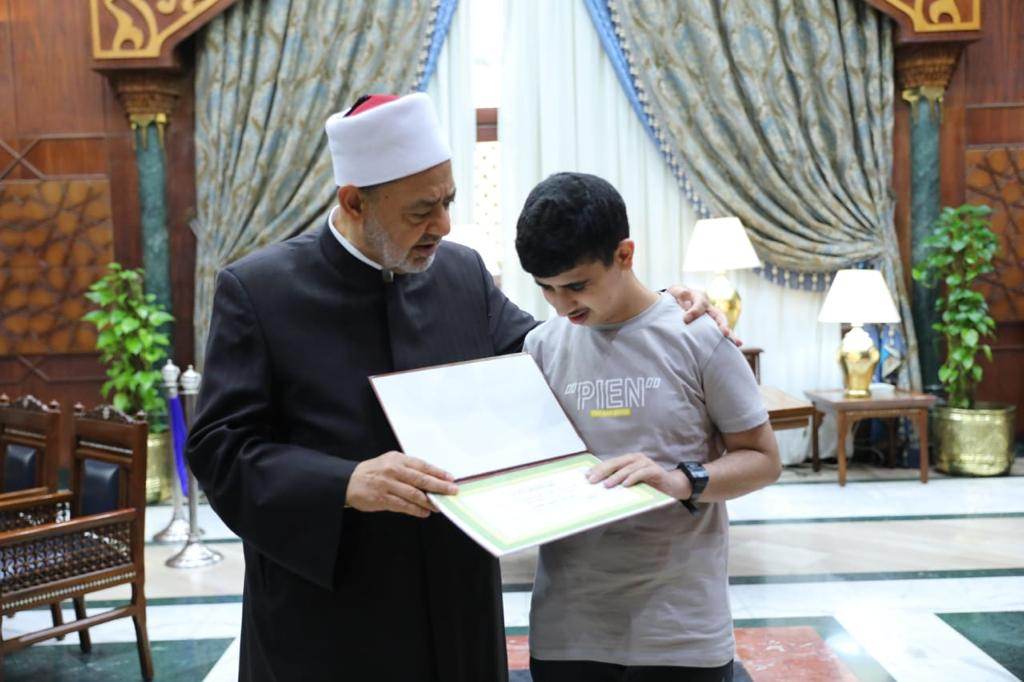 شيخ الأزهر يكرم محمد وائل 