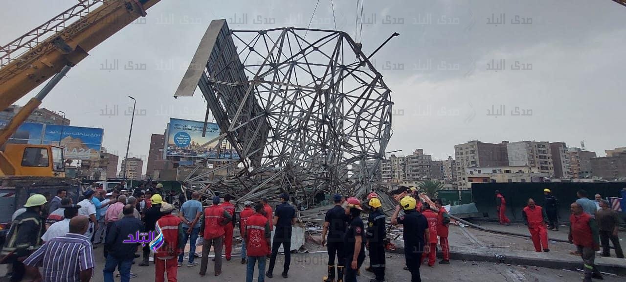 جهود مضنية لرفع اللوحة المنهارة