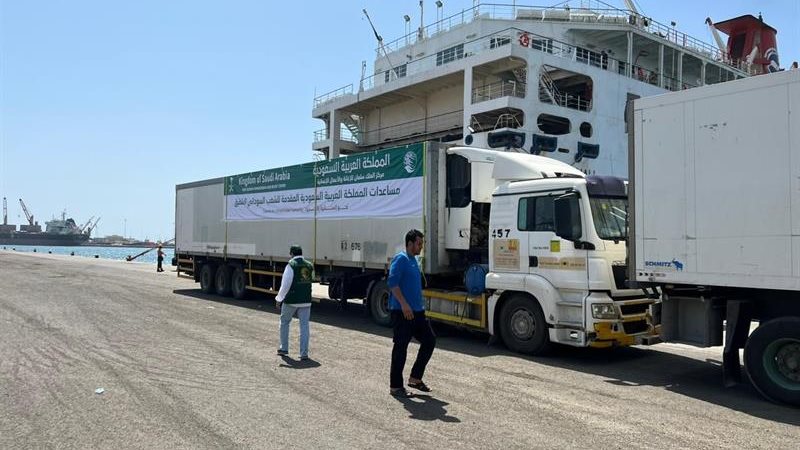 جانب من المساعدات الإغاثية 