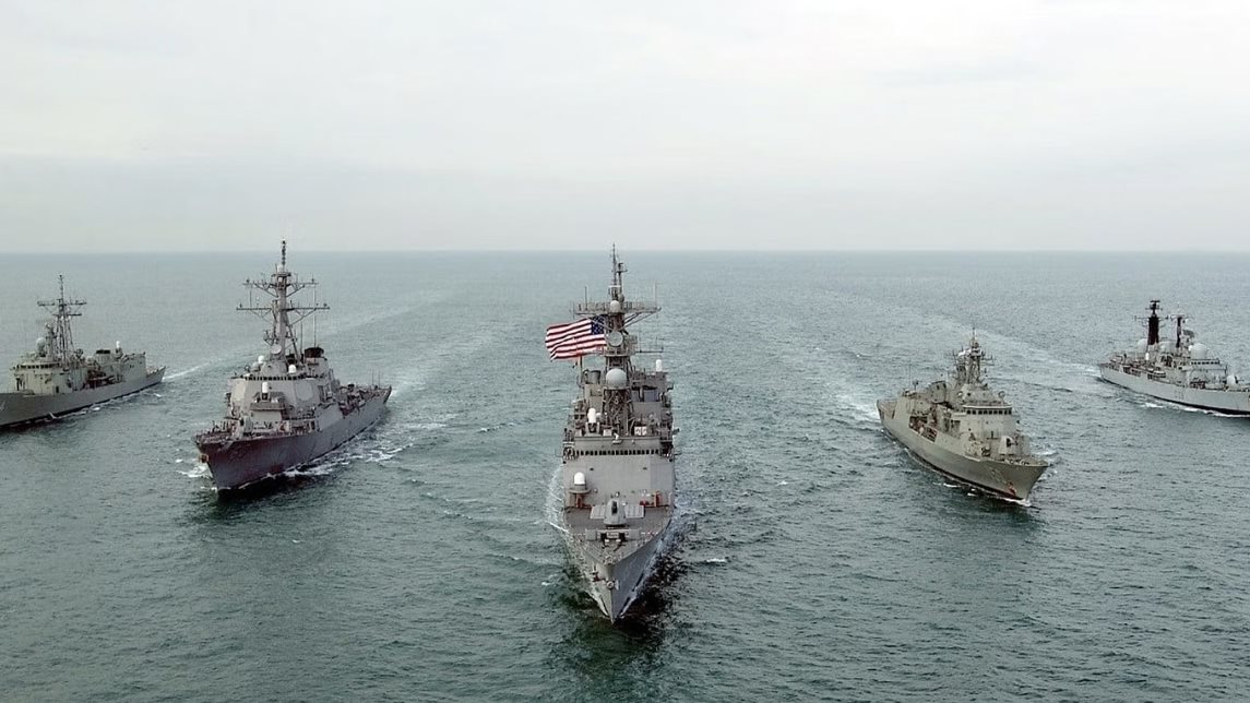 البحريتان الأمريكية والكندية تجريان مهمة مشتركة نادرة