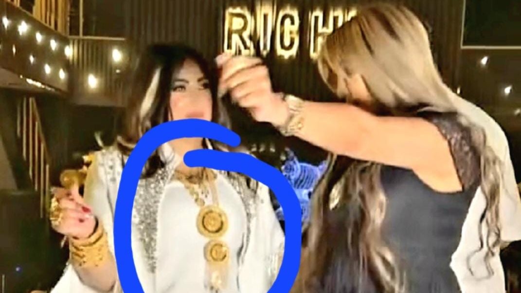 حمو بيكا يقدم هدية لزوجته فى عيد ميلادها