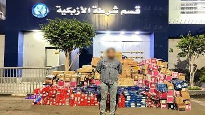 المتهم وخلفة قطع الغيار المسروقة
