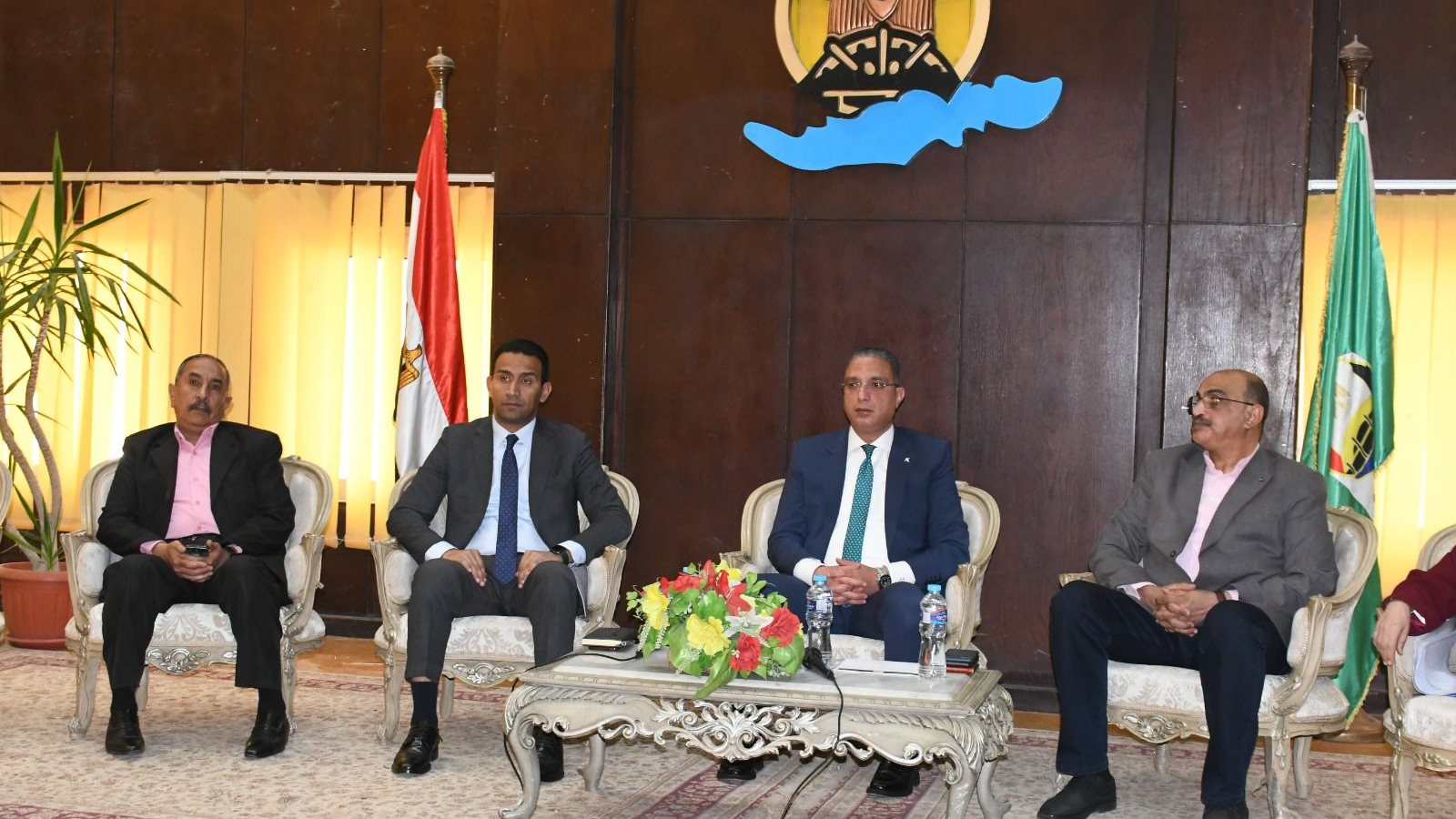 محافظ الفيوم ونائبه اثناء اللقاء
