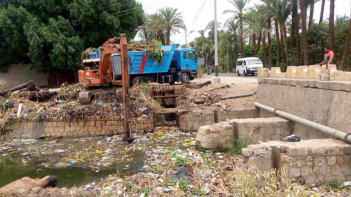 رفع المخلفات من الترع والمصارف بأسيوط 
