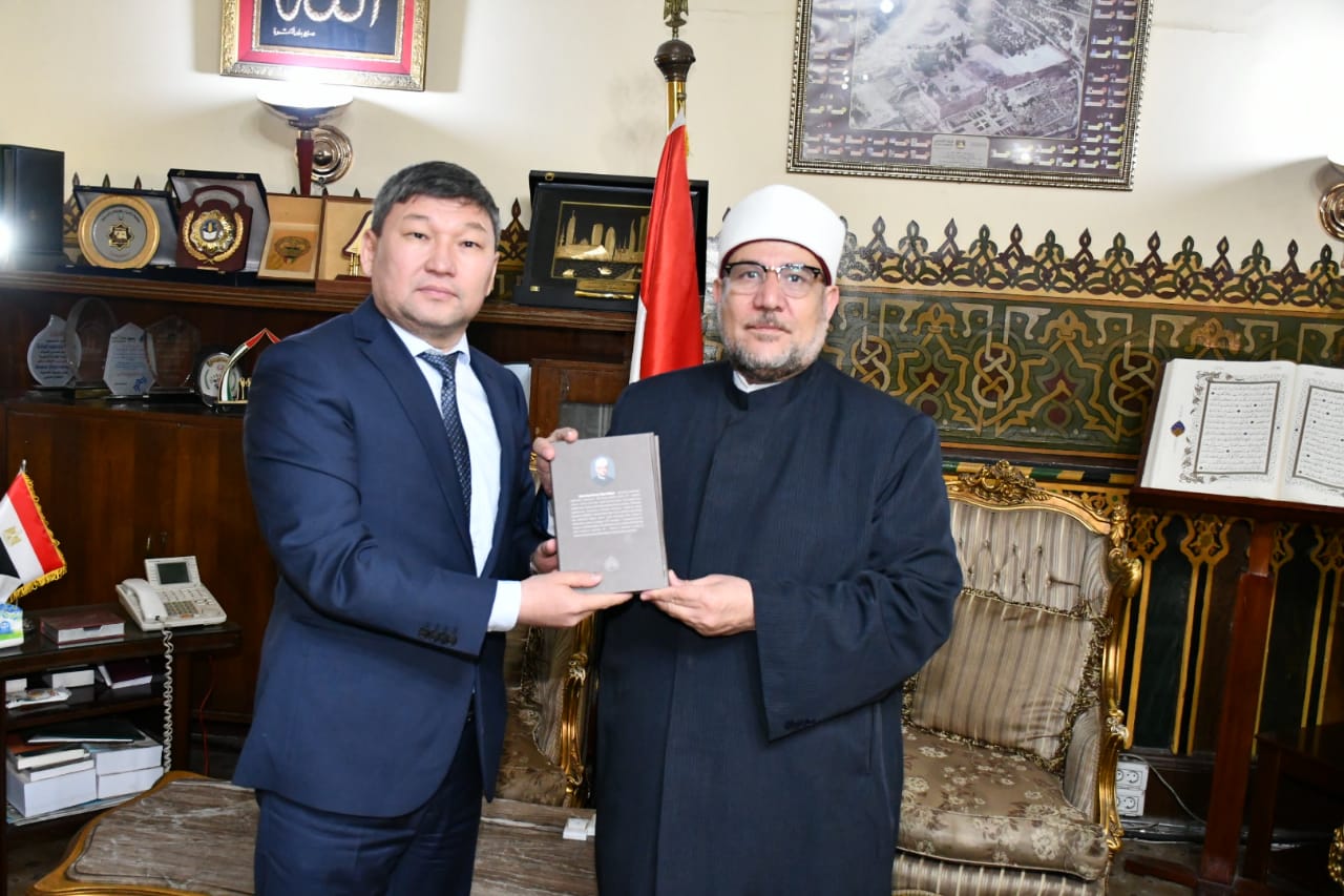 وزير الأوقاف يتسلم نسخة من ترجمة كتابه الفهم المقاصدي