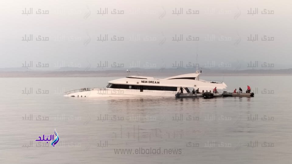 صورة المركب خلال عمليات الانقاذ والغرق