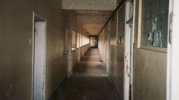 مبنى مهجور - تعبيرية