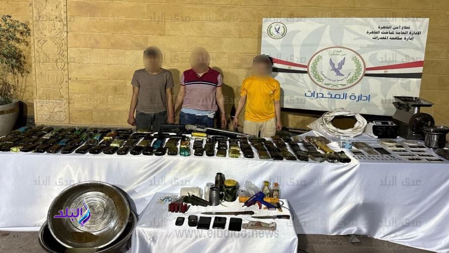 المتهمون وامامهم المضبوطات