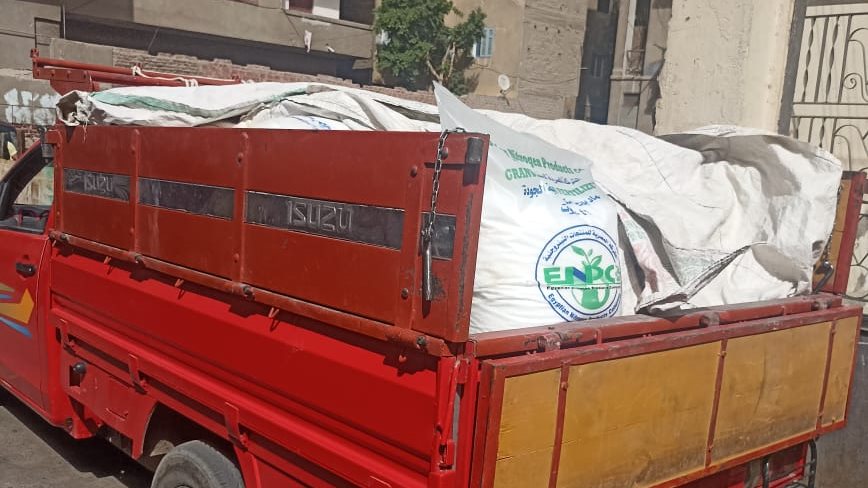 ضبط سيارة محملة بـ 2 طن أسمدة زراعية محظور تداولها 