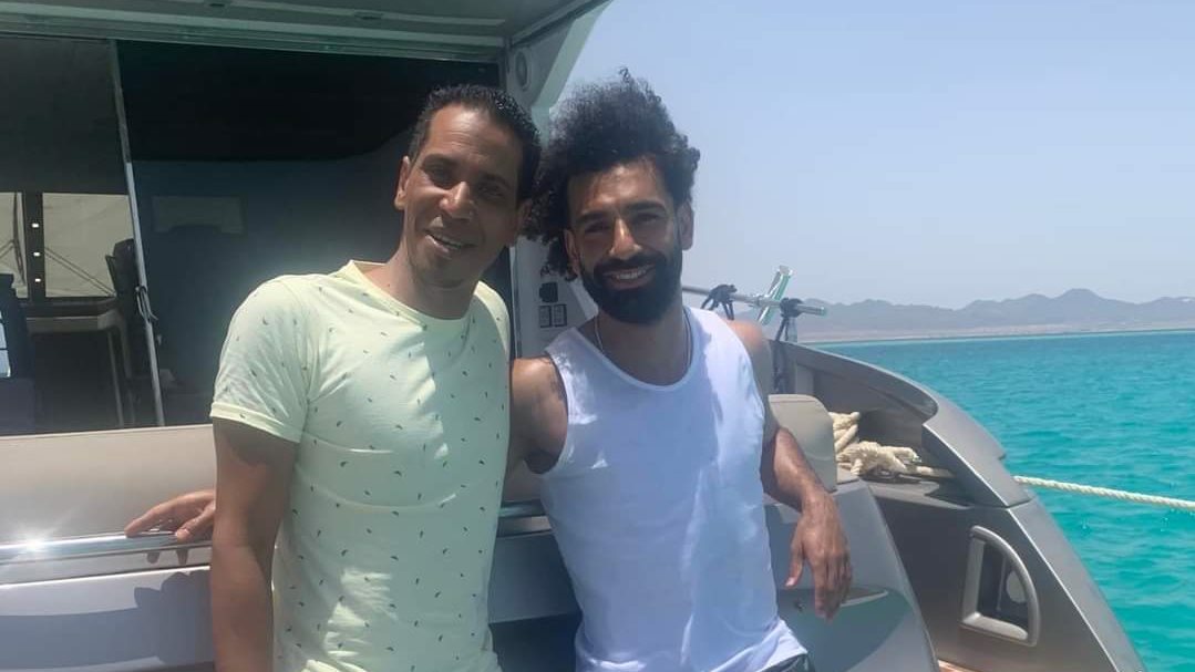 محمد صلاح يجبر بخاطر أحد العمال بالمركب ويلقط صوره