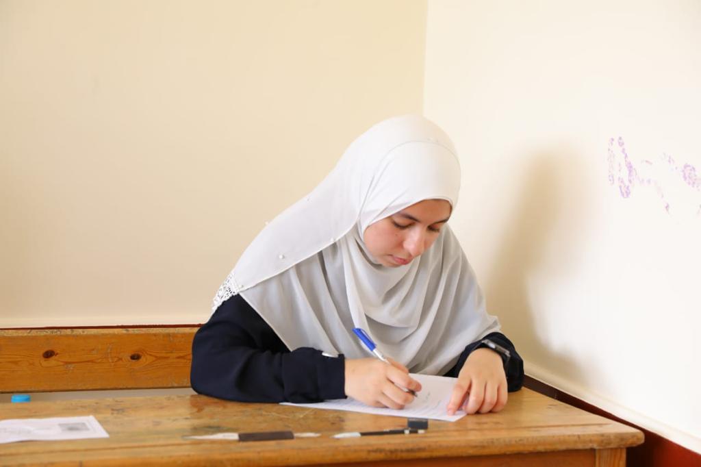 طالبة في الثانوية الأزهرية تؤدي الامتحان 