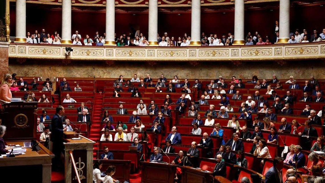 تحرك عاجل من المعارضة الفرنسية لإلغاء رفع سن التقاعد