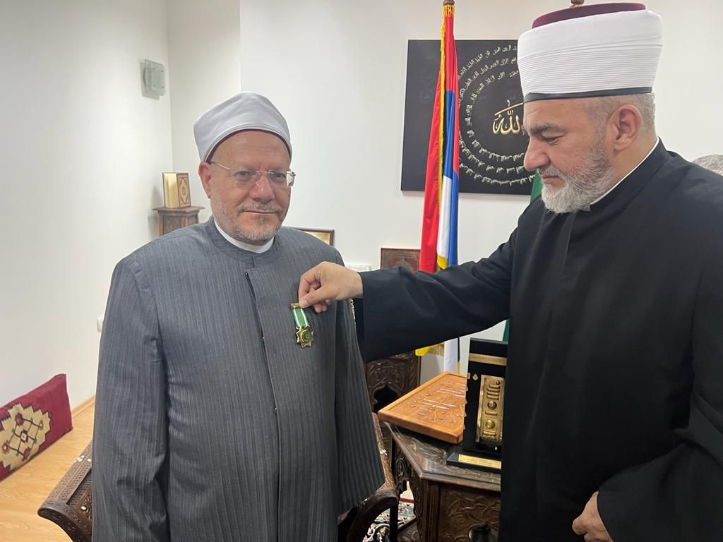 مفتي بلجراد يقلِّد مفتي الجمهورية وسامَ وحدة العالم الإسلامي