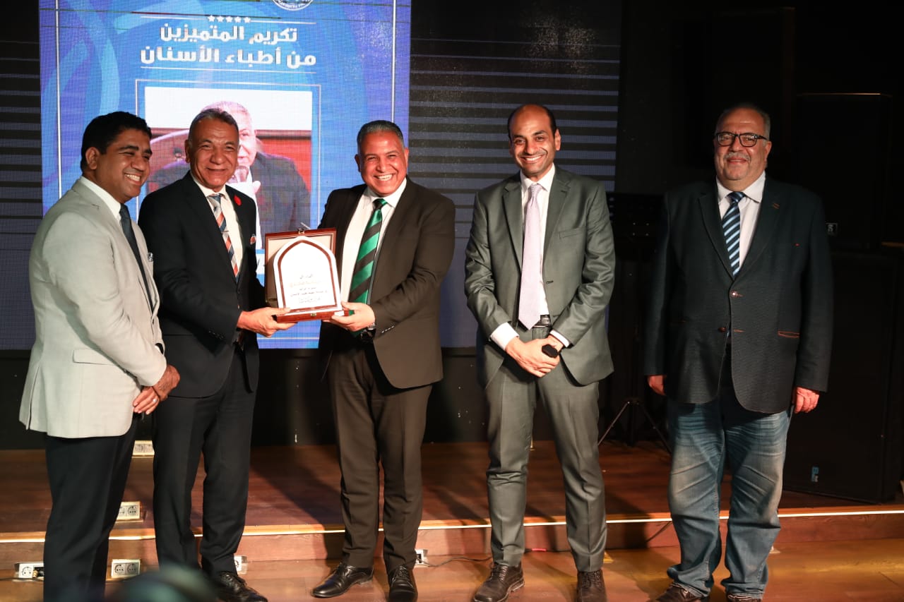 تكريم نائب رئيس جامعة الأزهر لفرع البنات
