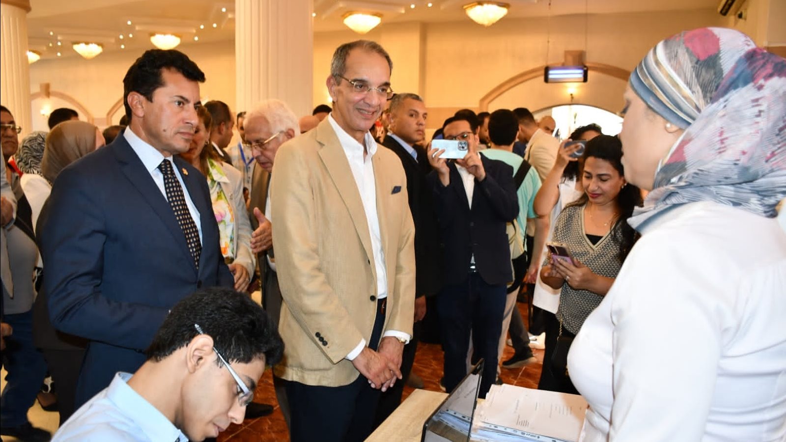 وزيرا الاتصالات والرياضة