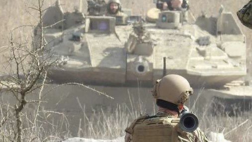 جندي لبناني يحمل ار بي جي ضد دبابة إسرائيلية 