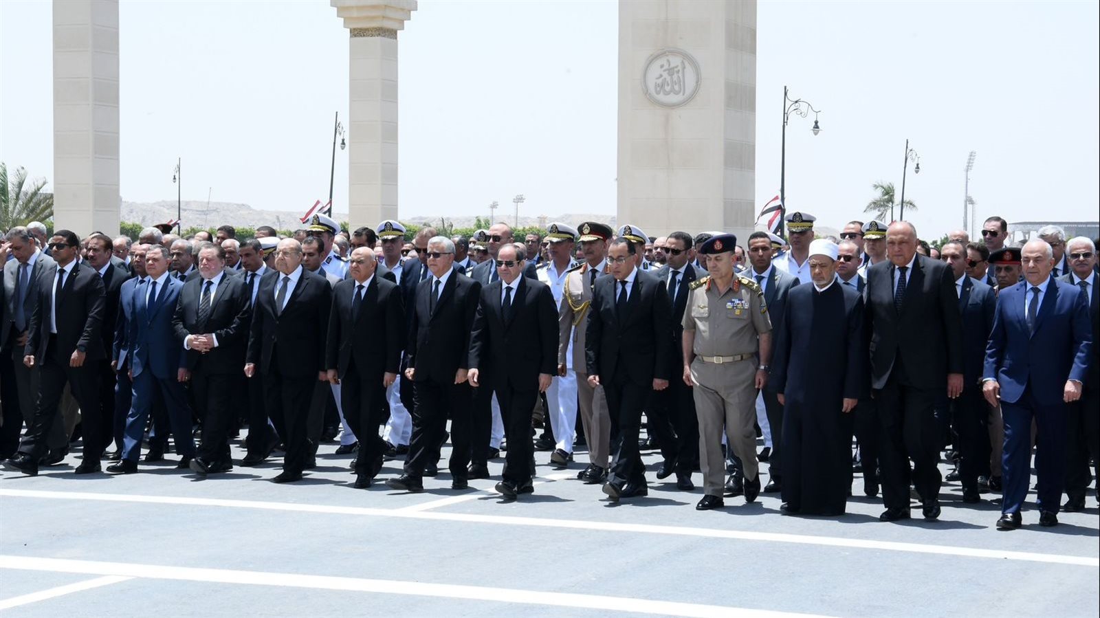 الرئيس السيسي يتقدم مشيعي جنازة والدة الدكتور مصطفى مدبولي