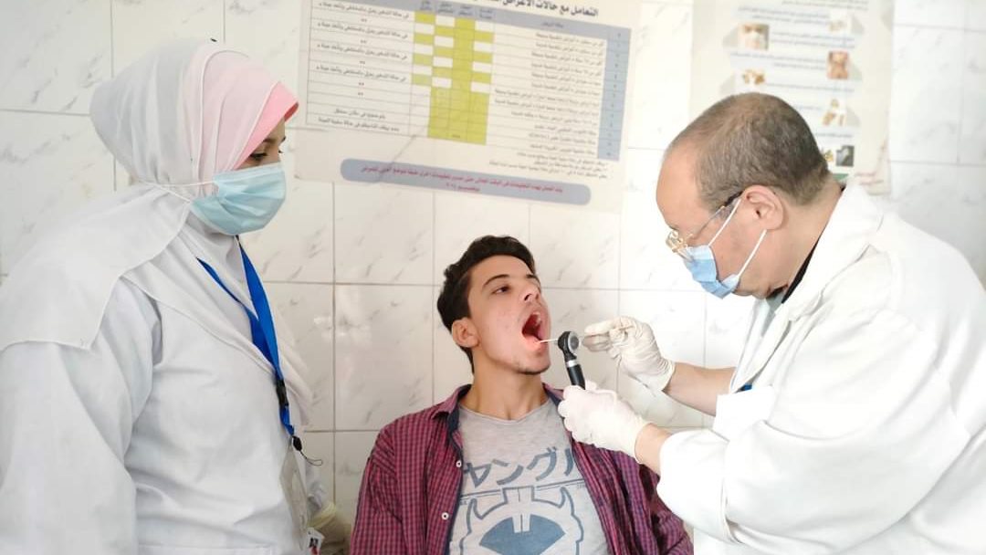 توقيع الكشف الطبي على المرضى بالمنيا 
