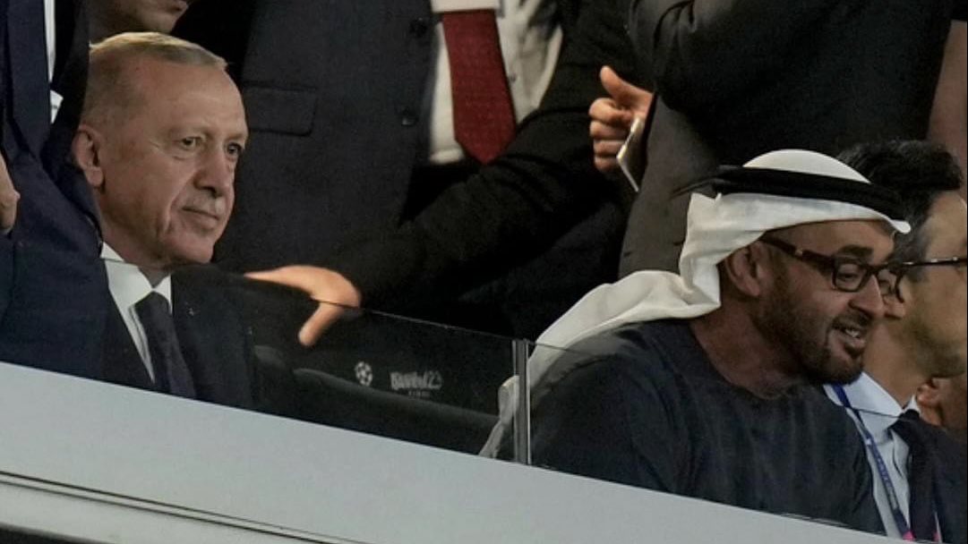 محمد بن زايد وأردوغان بين صفوف مشجعي نهائي دوري أبطال أوروبا