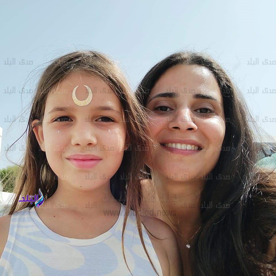 زينب ابنة عبلة كامل مع ابنتها