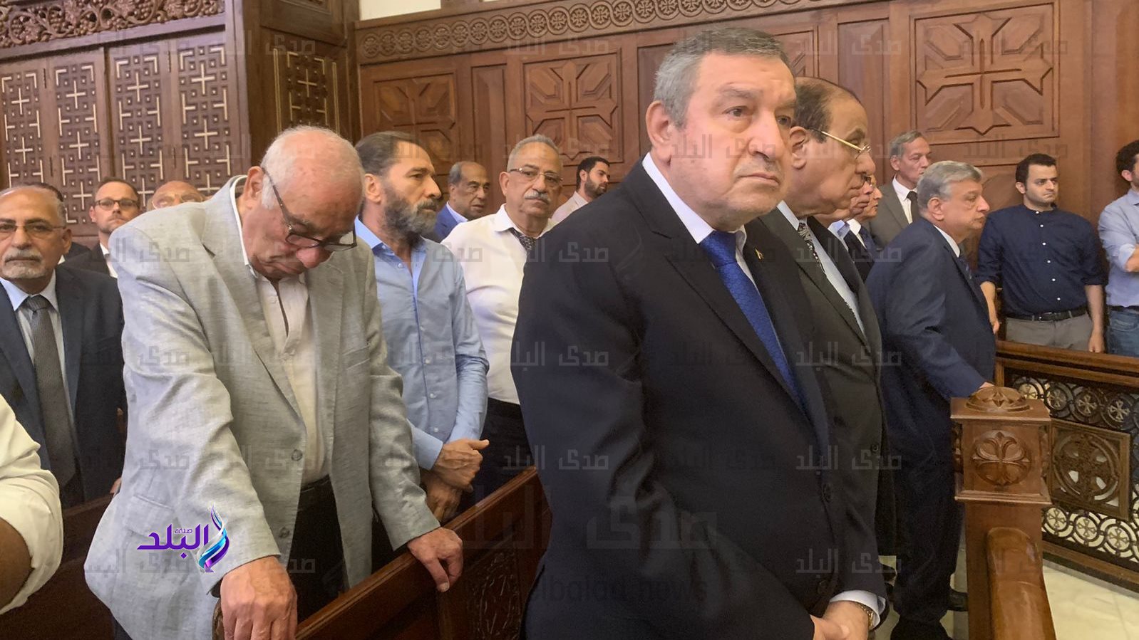 عصام شرف رئيس وزراء مصر الاسبق فى جنازة جورج إسحاق