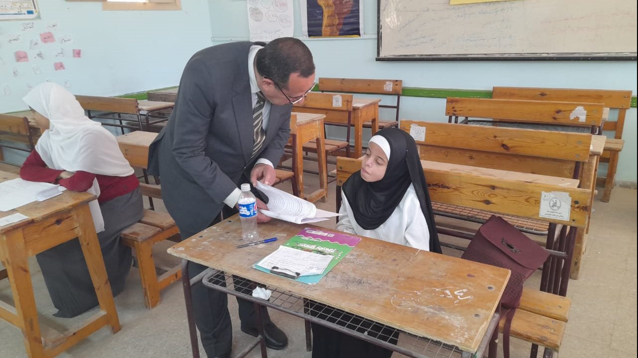 محافظ شمال سيناء يتفقد لجان امتحانات الثانوية العامة 