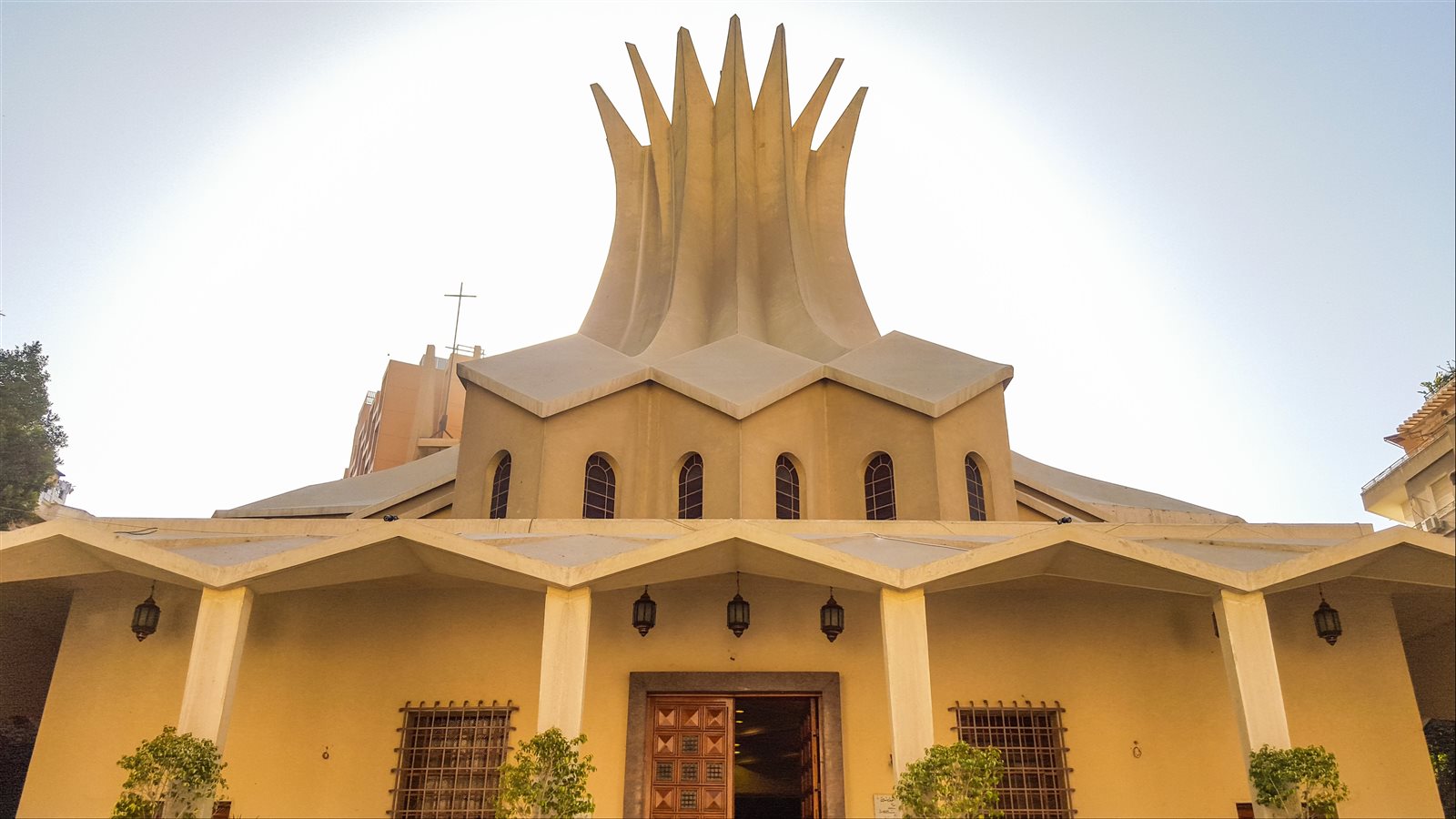 متطوعون يأخذون صورًا ثلاثية الأبعاد لكنيسة تاريخية