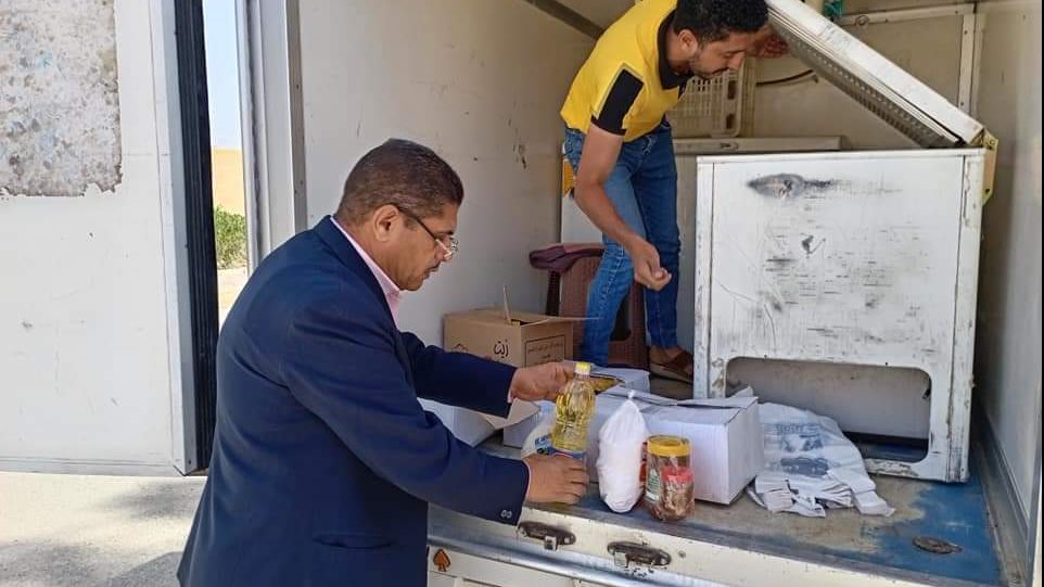 تفقد السلع في السيارة المتنقلة بنخل 