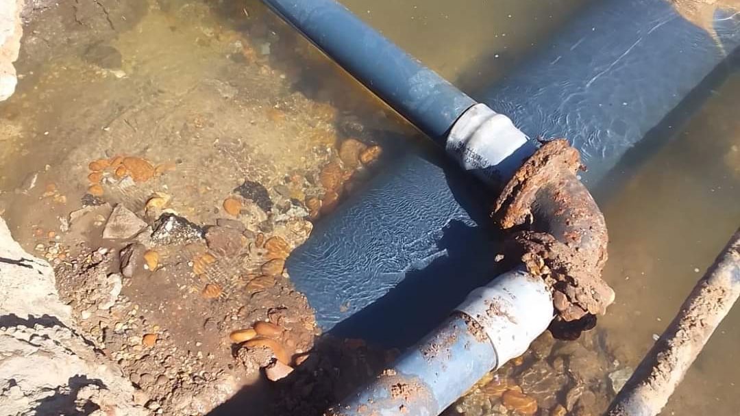 إصلاح كسر بماسورة مياه 