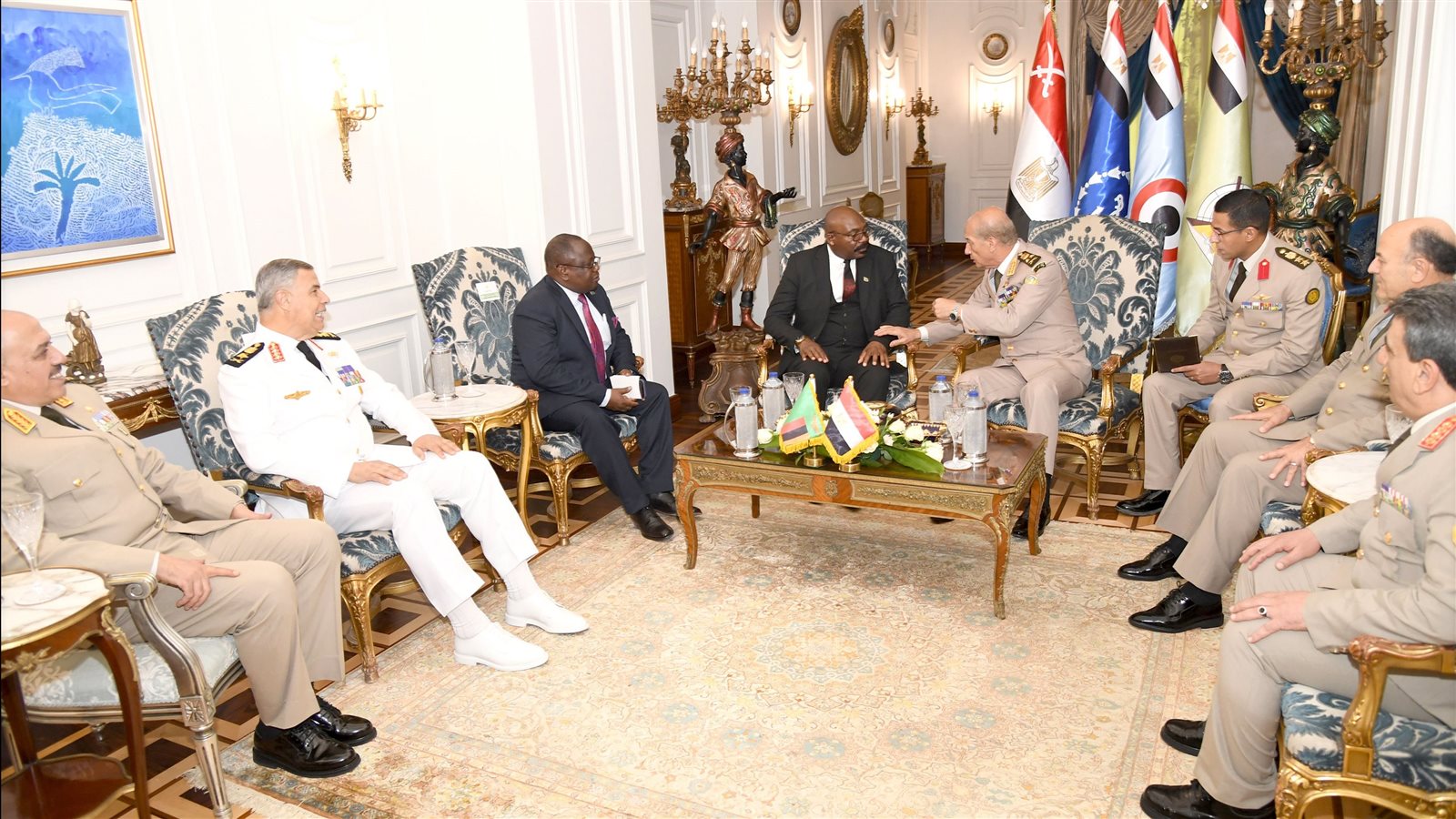  وزيرالدفاع يلتقي نظيره الزامبي لبحث التعاون العسكري المشترك