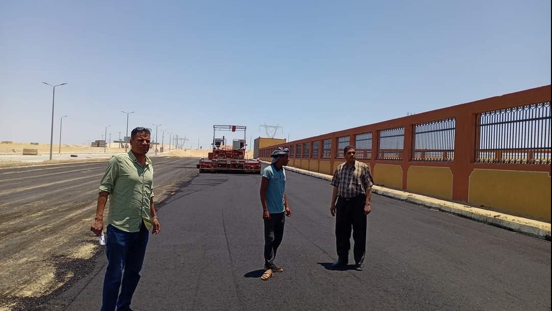 متابعة مشروعات رصف الطرق بمدينة نخل