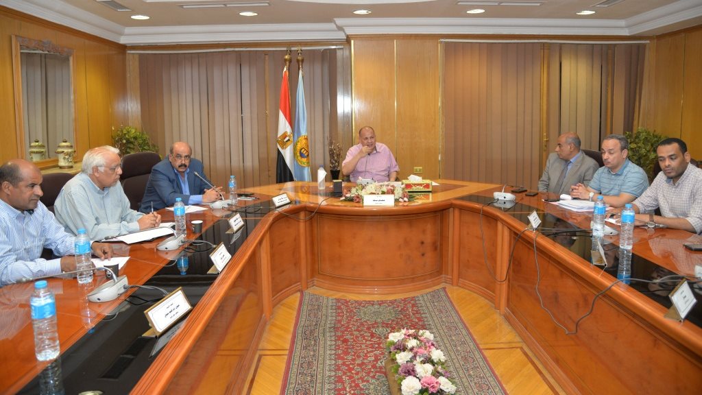 محافظ أسيوط يناقش الاستعدادات لعيد الأضحى 