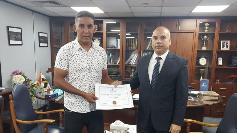 تكريم عامل في مطار الغردقة تكريم عامل في مطار الغردقة