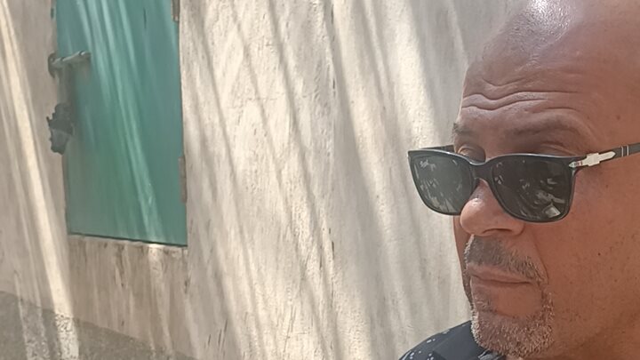 والد نيرة أشرف امام قبرها في ذكري رحيلها بالمحلة 