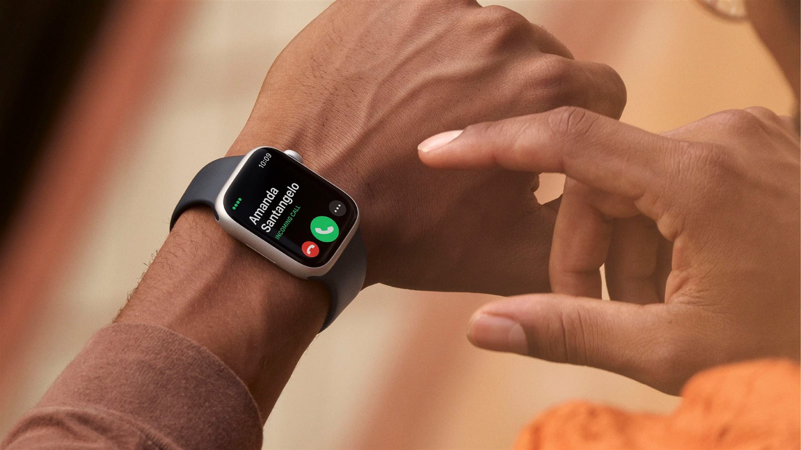 تستاهل الفلوس وأحسن من المستشفى..Apple Watch تنقذ حياة سيدة 