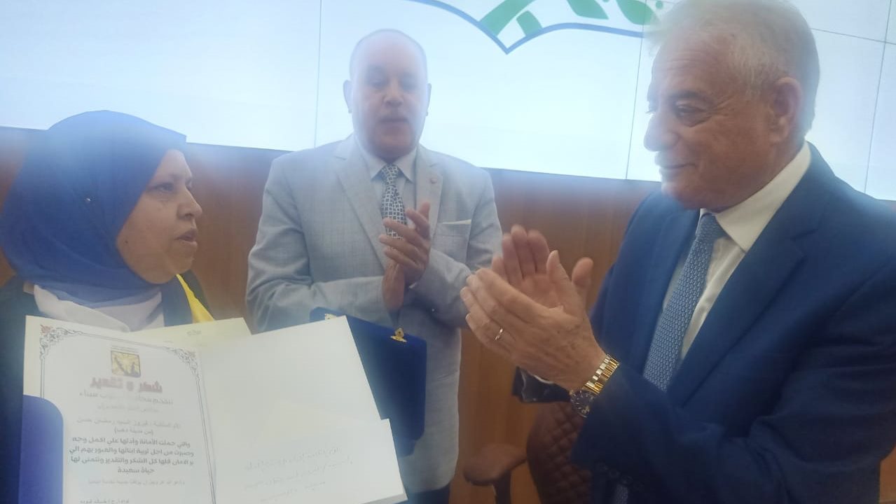 محافظ جنوب سيناء يكرم الام 