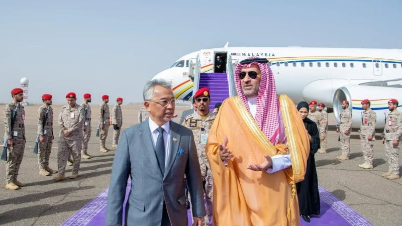 لحظة استقبال ملك ماليزيا 