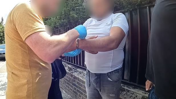 لحظة القبض علي الرجل المصري بواسطة السلطات البريطانية